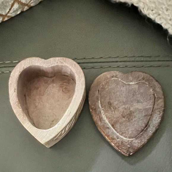 Vintage SOAPSTONE Hand-carved ROSE DESIGN Motif BEAUTIFUL Stone TRINKET BOX - Picture 3 of 14